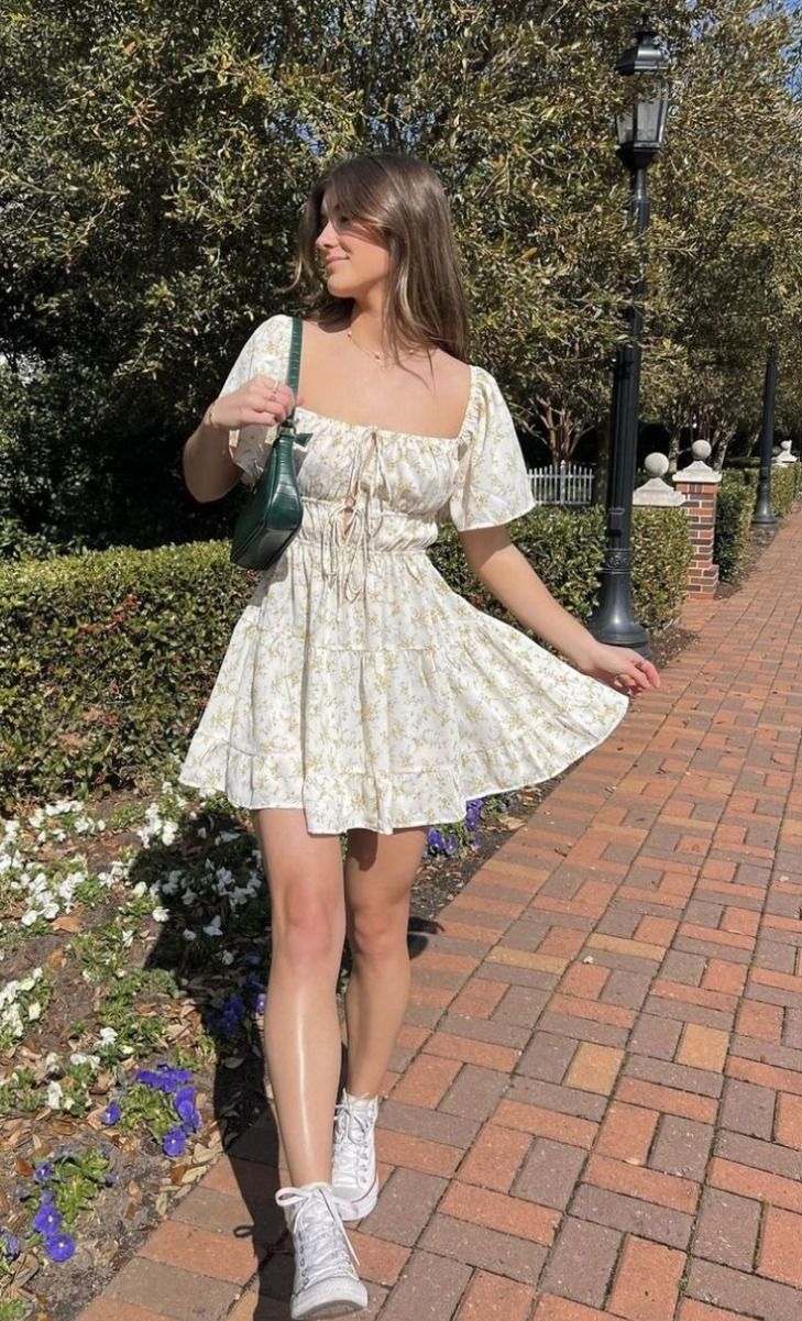 Çiçek Desenli Beyaz Fırfırlı Elbise